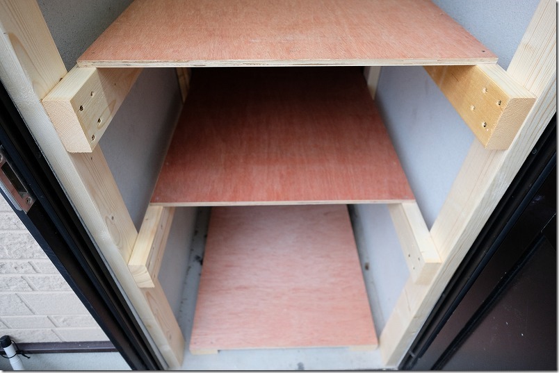 DIYで階段下収納の棚を作成、間を空けて床材取り付け