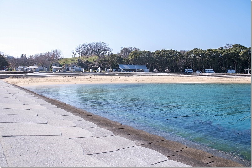 長崎鼻ビーチリゾートの施設と青い海