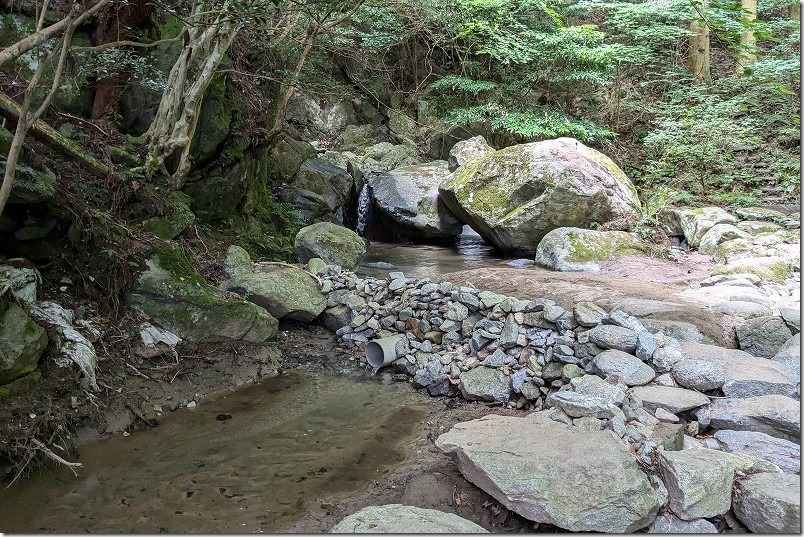 糸島、千寿院の滝で水遊び