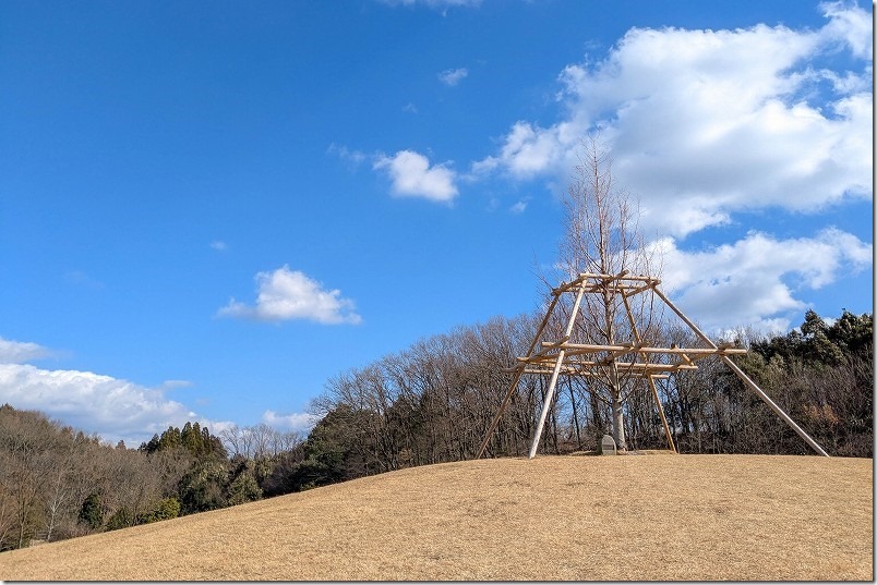 進撃の巨人 エレンの墓標のある公園