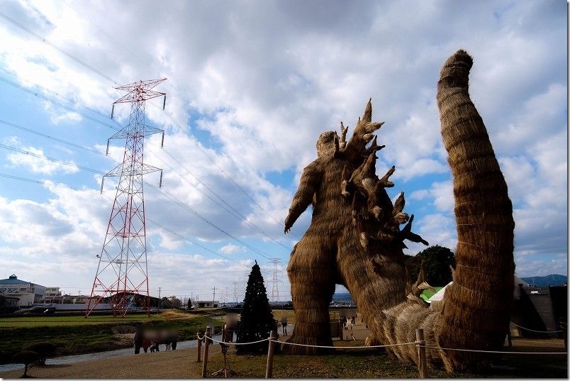 迫力ある藁ゴジラをシルエットで撮影(福岡県朝倉郡筑前町 安の里公園)