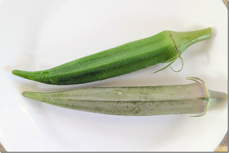 茹でた赤オクラと角オクラ 茹でると緑色