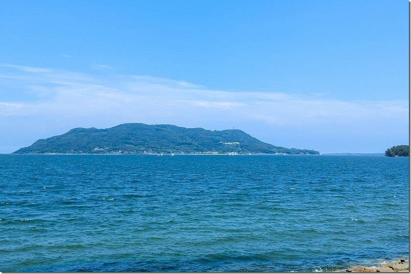 生の松原から見た能古島