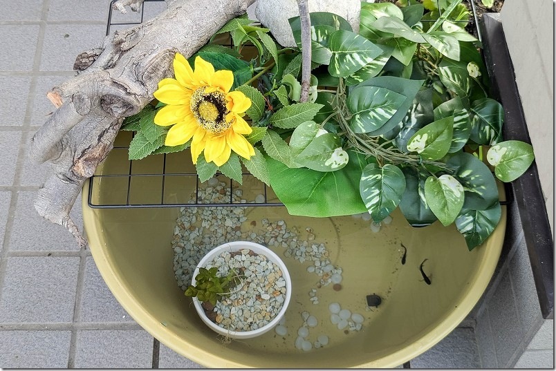 メダカ鉢をおしゃれに装飾し日陰作り【フェイク植物や石、木など利用】