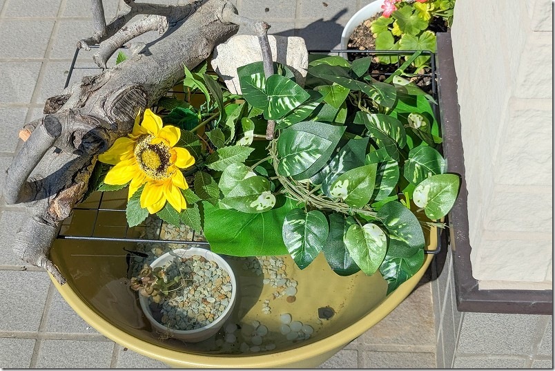 メダカ鉢をおしゃれに装飾し日陰作り【フェイク植物や石、木など利用】