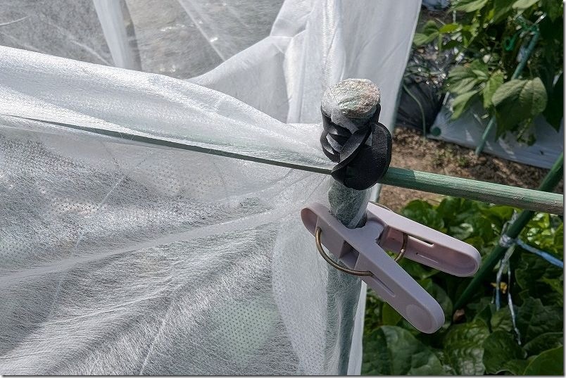 不織布で大型の囲みの作成方法 グラスファイバー支柱をアンカーバンドで横に固定