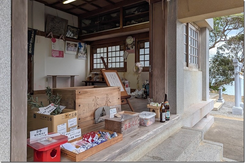 お正月の糸島市志摩船越の綿積神社 お守り、おみくじ、土鈴など授与 お正月の糸島市志摩船越の綿積神社 お守り、おみくじ、土鈴など授与