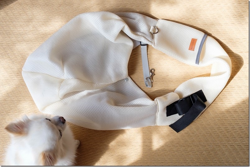 購入したペットスリングには、ハーネスを固定できるベルト・フックあり、ショルダー部分は幅広で肩の負荷を軽減