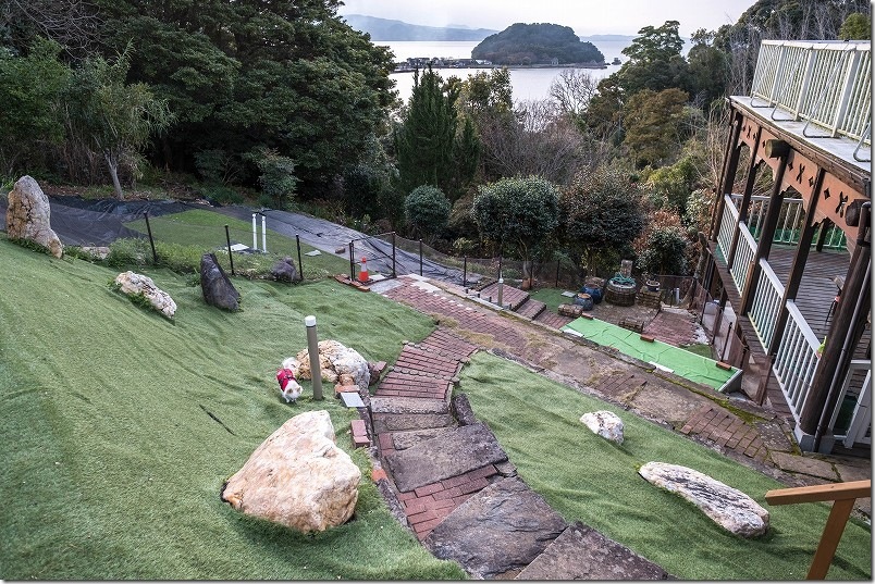 KawanTanyanの宿のドッグランで犬（チワワ）と遊ぶ 上から見下ろしたドッグランと海