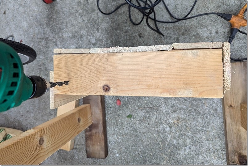 ブランコのロープを通す穴を作成|ドリルで穴開ける ブランコのロープを通す穴を作成|ドリルで穴開ける