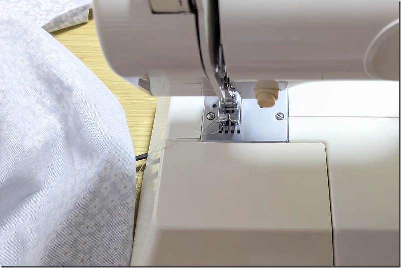 セリアの「てぬぐい風タオル フラワーサークル」を2枚DIYで縫い合わせて、犬用ベット（ハンモック）作成