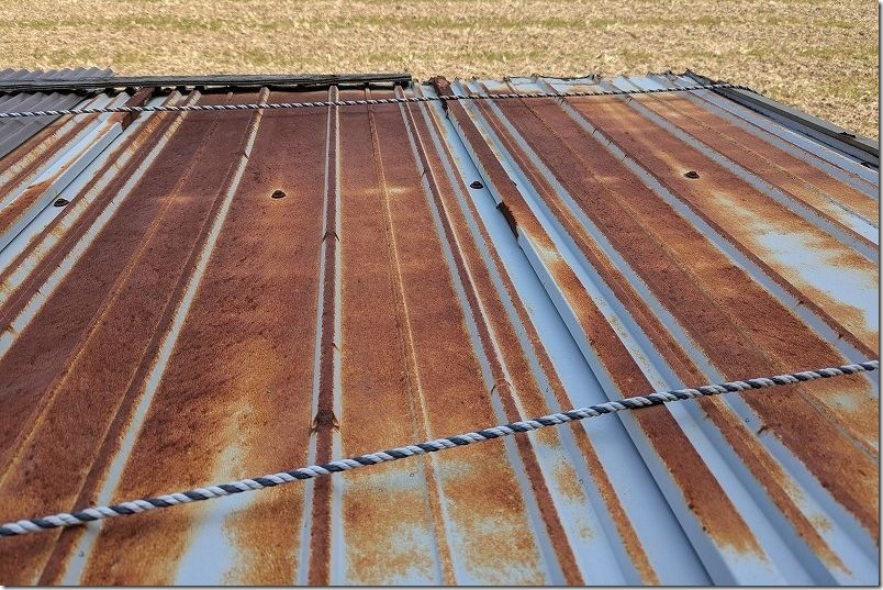 サビた物置の屋根(朽ちて水漏れ)|DIYで補修・修理前 サビた物置の屋根(朽ちて水漏れ)|DIYで補修・修理前