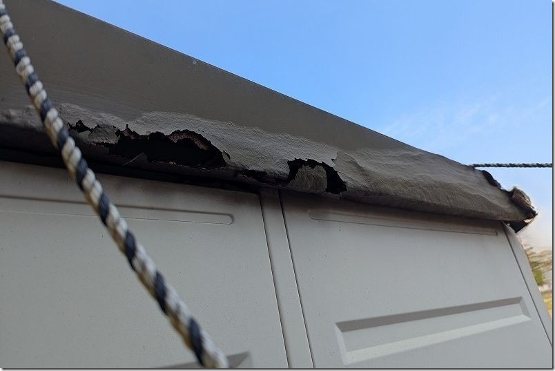 サビた物置の側面(朽ちて穴開き)|DIYで補修・修理前 サビた物置の側面(朽ちて穴開き)|DIYで補修・修理前