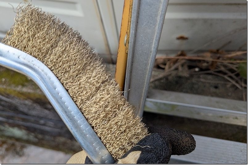 物置を下処理でサビを落とす|100均金ブラシを使用 物置を下処理でサビを落とす|100均金ブラシを使用