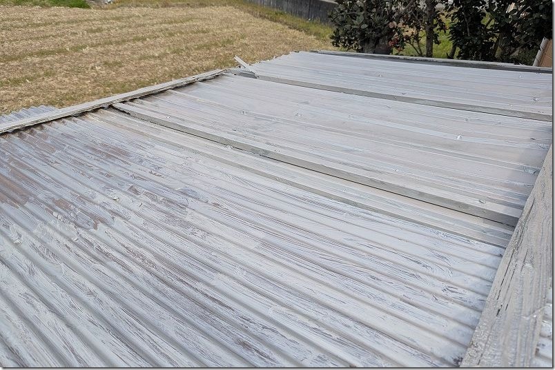 物置のトタン板(亜鉛メッキ)部分も含め屋根全面に、サビ転換剤入りの塗料「サビキラープロ」を塗った 物置のトタン板(亜鉛メッキ)部分も含め屋根全面に、サビ転換剤入りの塗料「サビキラープロ」を塗った