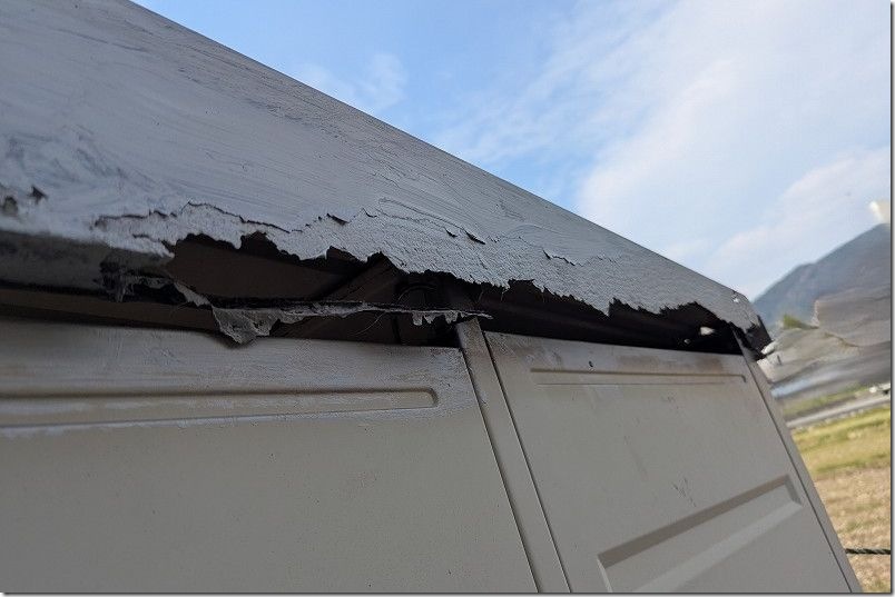 物置の側面のサビが酷い部分も、サビ転換剤入りの塗料「サビキラープロ」を塗った 物置の側面のサビが酷い部分も、サビ転換剤入りの塗料「サビキラープロ」を塗った