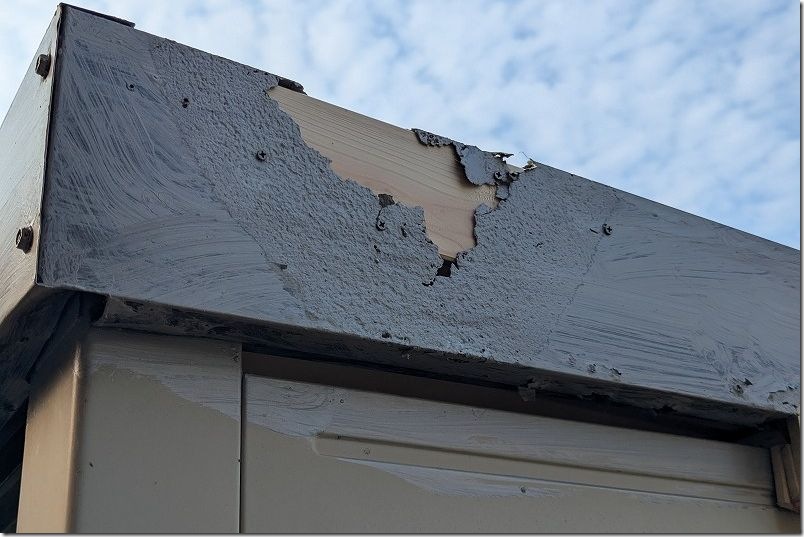 物置に開いた穴を、「ヒノキのすのこ板」で塞ぐ 物置に開いた穴を、「ヒノキのすのこ板」で塞ぐ