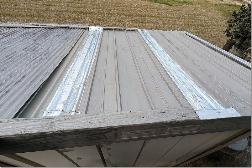 物置の補修板や水漏れしている隙間に、水漏れ防止テープの防水テープを貼った後(屋根) 物置の補修板や水漏れしている隙間に、水漏れ防止テープの防水テープを貼った後(屋根)