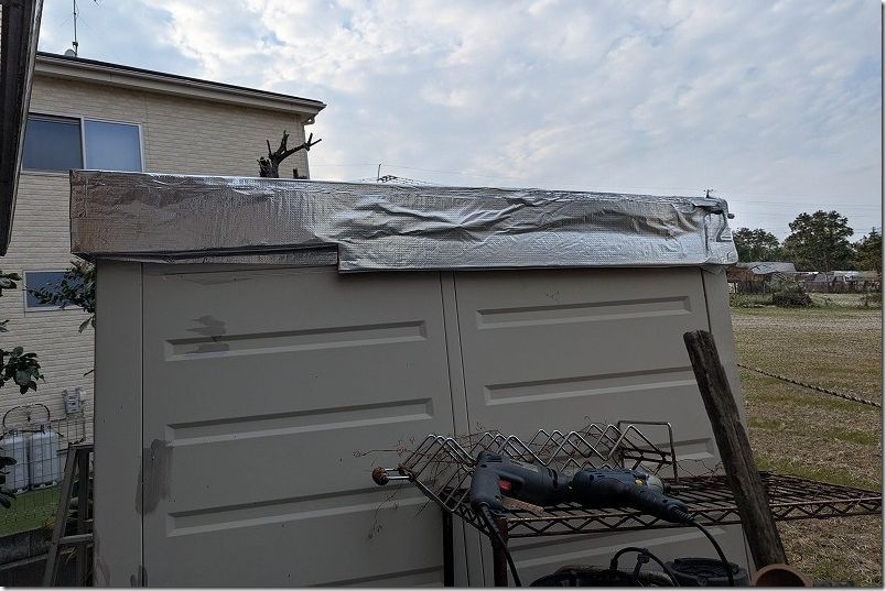 物置の補修板や水漏れしている隙間に、水漏れ防止テープの防水テープを貼った後(側面) 物置の補修板や水漏れしている隙間に、水漏れ防止テープの防水テープを貼った後(側面)