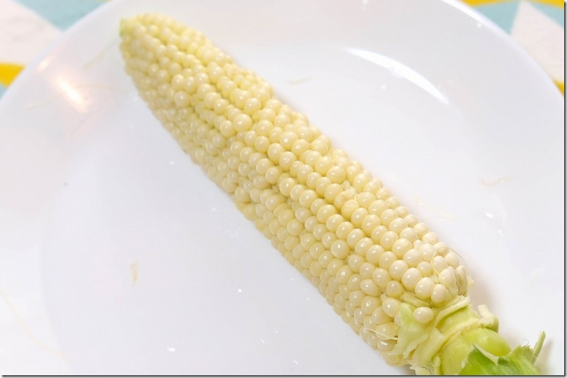 6月中旬 収穫した100均(ダイソー)の交配極甘ホワイトコーン(レンジで加熱後の試食) 6月中旬 収穫した100均(ダイソー)の交配極甘ホワイトコーン(レンジで加熱後の試食)