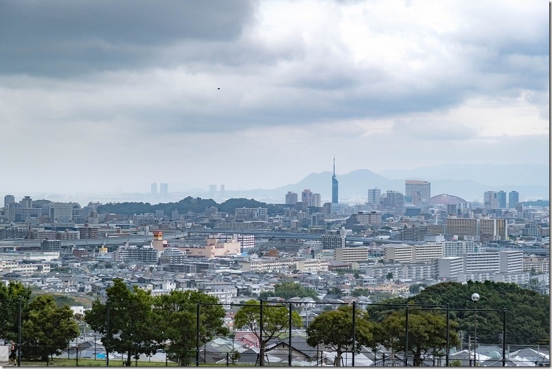 生松台中央公園 上段側の展望スポットからの景観｜福岡市街（百道方面・福岡タワー・福岡ドーム）